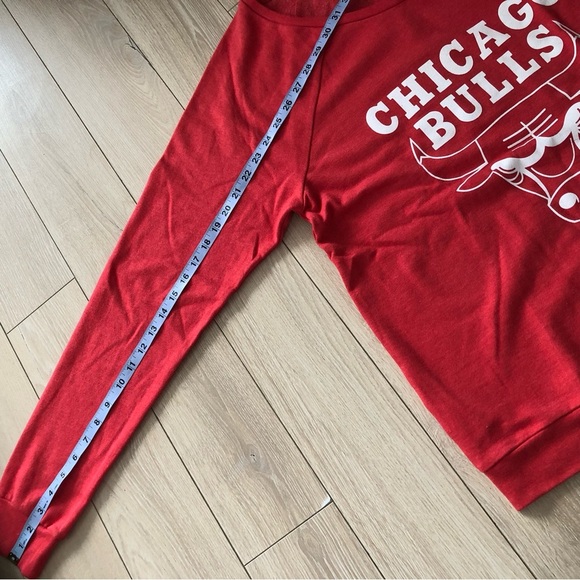NWT Mitchell & Ness Chicago Bulls Scoop Neck Long Sleeve Shirt in Red Size L - Picture 8 of 10